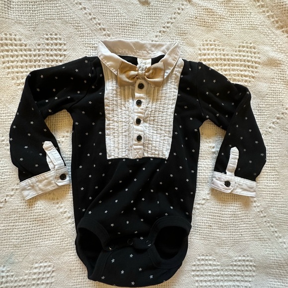H&M | size 9-12m GUC tuxedo diaper onesie - Picture 2 of 3
